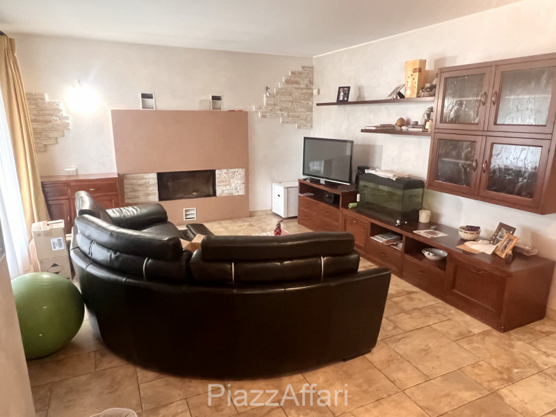 Campagnola di Brugine, si propone recente villa singola con retrostante capannone di 210 mq + sco...