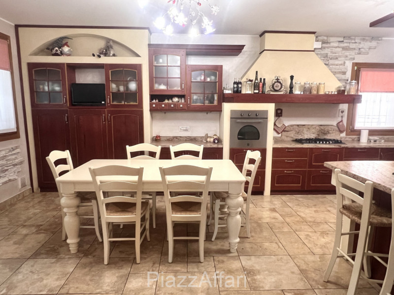 Campagnola di Brugine, si propone recente villa singola con retrostante capannone di 210 mq + sco...