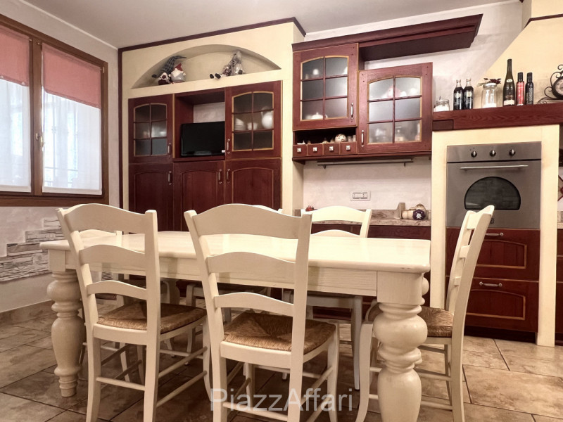 Campagnola di Brugine, si propone recente villa singola con retrostante capannone di 210 mq + sco...