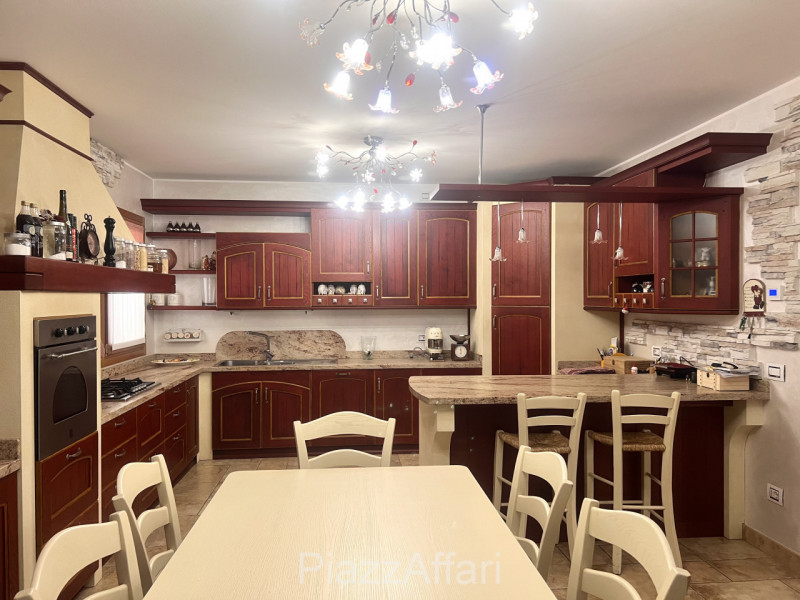 Campagnola di Brugine, si propone recente villa singola con retrostante capannone di 210 mq + sco...