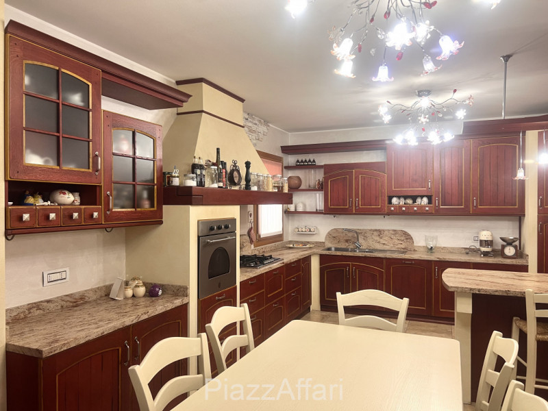 Campagnola di Brugine, si propone recente villa singola con retrostante capannone di 210 mq + sco...