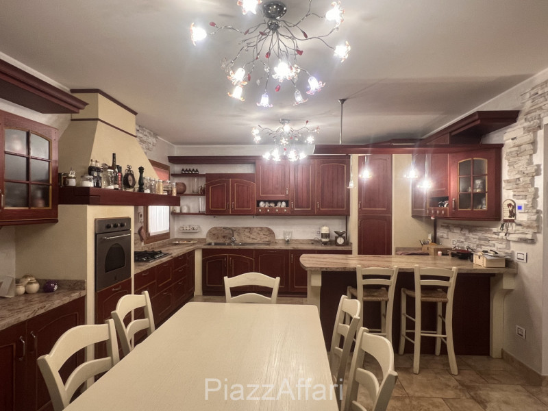 Campagnola di Brugine, si propone recente villa singola con retrostante capannone di 210 mq + sco...