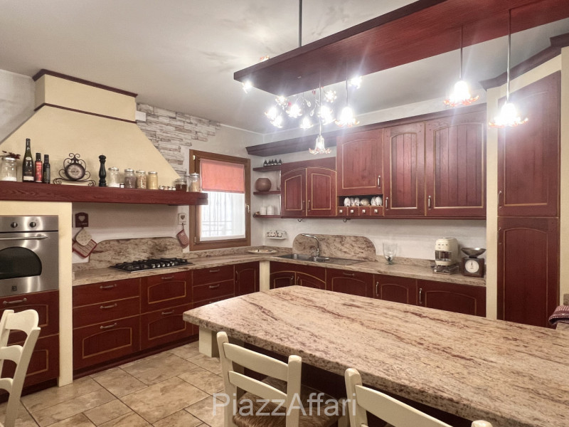 Campagnola di Brugine, si propone recente villa singola con retrostante capannone di 210 mq + sco...