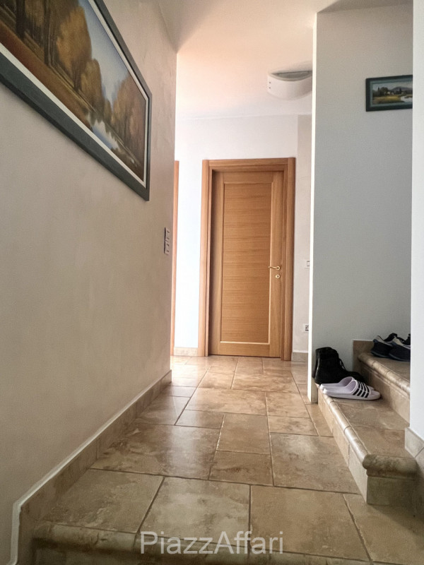 Campagnola di Brugine, si propone recente villa singola con retrostante capannone di 210 mq + sco...