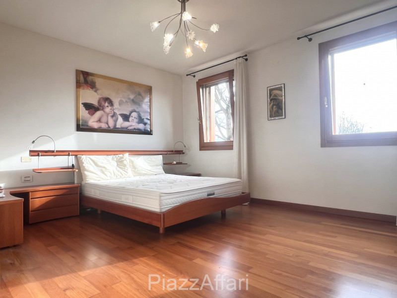 Campagnola di Brugine, si propone recente villa singola con retrostante capannone di 210 mq + sco...