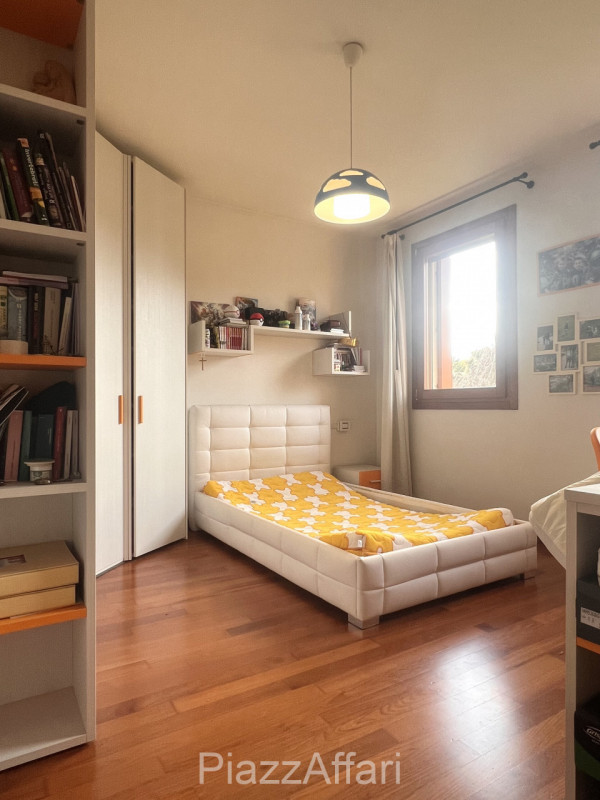 Campagnola di Brugine, si propone recente villa singola con retrostante capannone di 210 mq + sco...