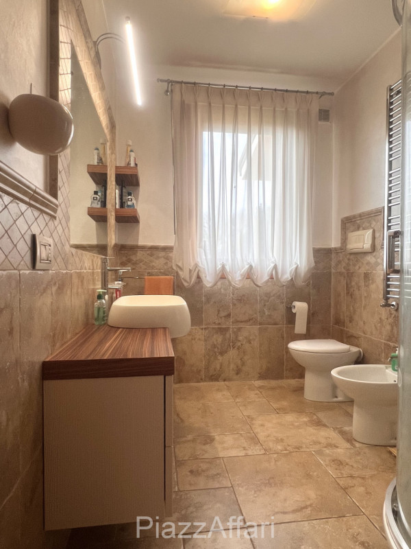 Campagnola di Brugine, si propone recente villa singola con retrostante capannone di 210 mq + sco...