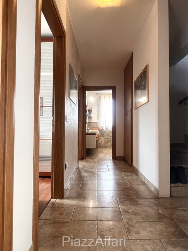 Campagnola di Brugine, si propone recente villa singola con retrostante capannone di 210 mq + sco...