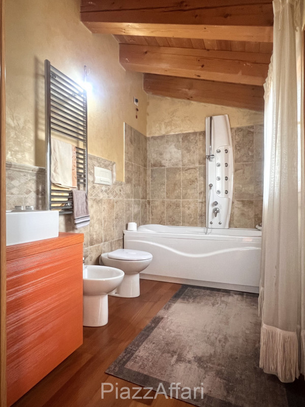 Campagnola di Brugine, si propone recente villa singola con retrostante capannone di 210 mq + sco...