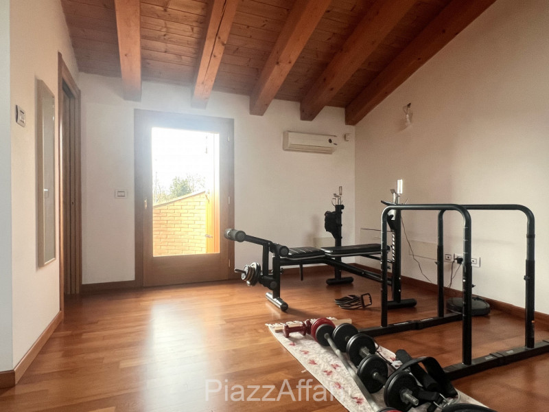 Campagnola di Brugine, si propone recente villa singola con retrostante capannone di 210 mq + sco...