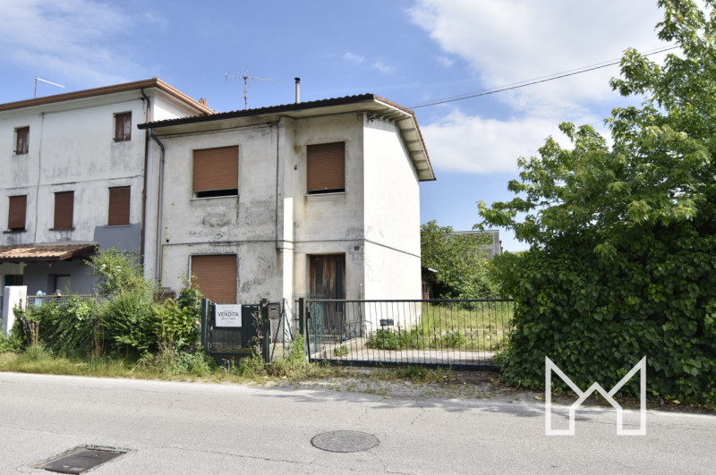 ROSSANO VENETO- Nel cuore di Rossano Veneto, in posizione centrale a poche centinaia di metri dal...