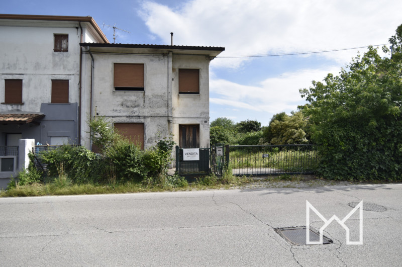 ROSSANO VENETO- Nel cuore di Rossano Veneto, in posizione centrale a poche centinaia di metri dal...
