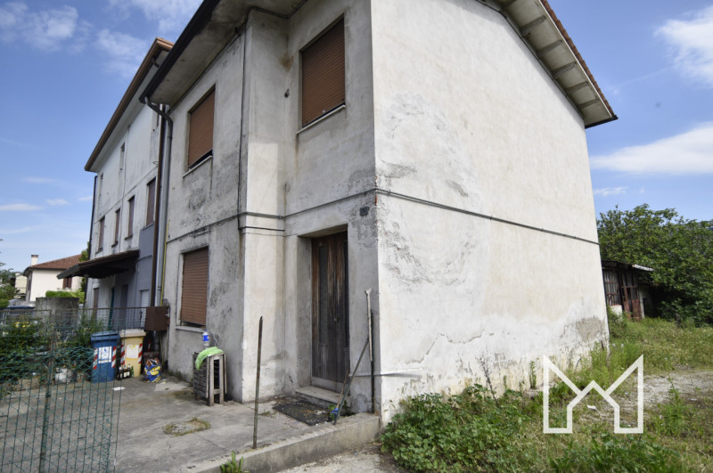 ROSSANO VENETO- Nel cuore di Rossano Veneto, in posizione centrale a poche centinaia di metri dal...