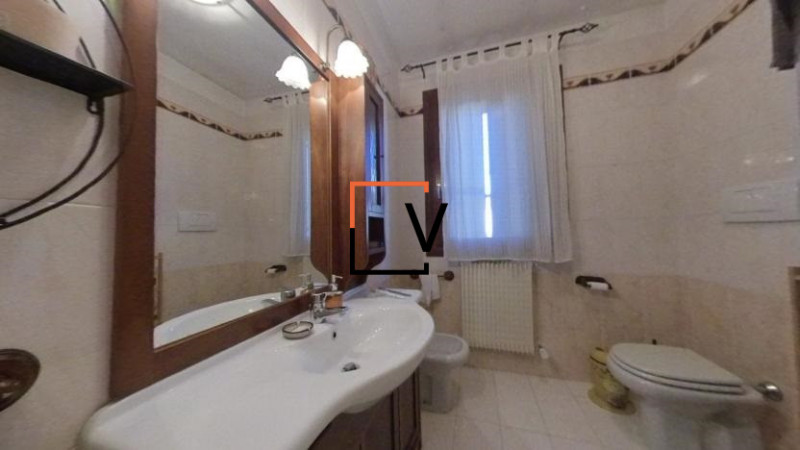 V413 - Proponiamo in vendita, in un contesto residenziale estremamente tranquillo, immerso nel ve...