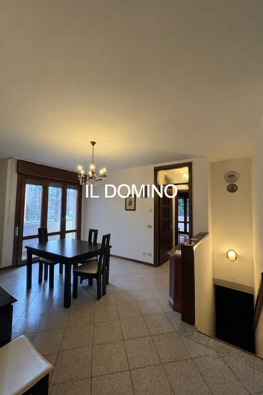 Appartamento libero da subito, situato al piano 1° e piano Terra di una bella palazzina di poche ...