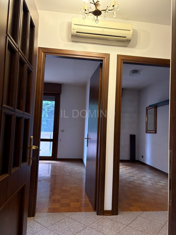 Appartamento libero da subito, situato al piano 1° e piano Terra di una bella palazzina di poche ...