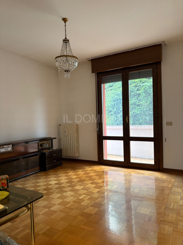 Appartamento libero da subito, situato al piano 1° e piano Terra di una bella palazzina di poche ...