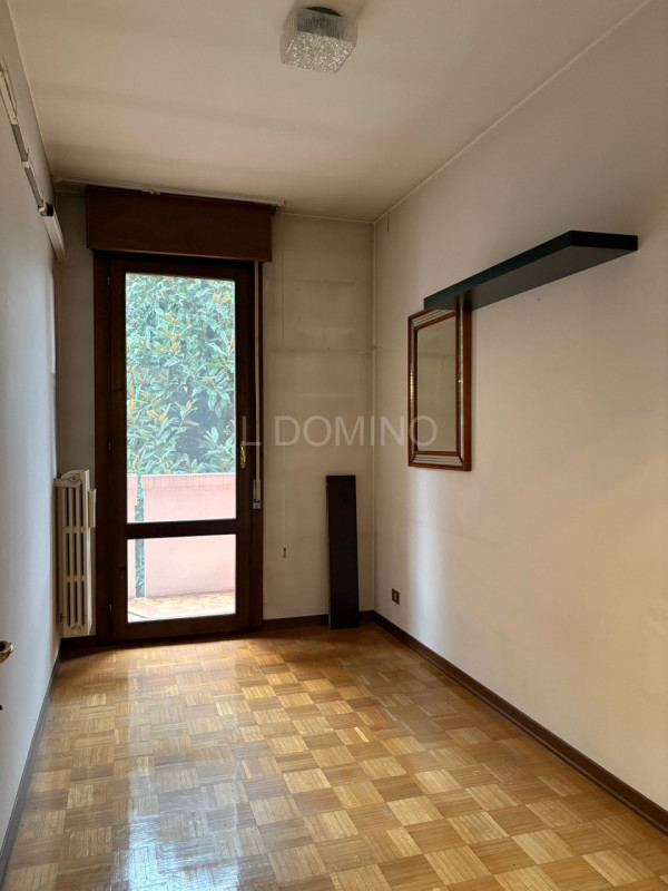 Appartamento libero da subito, situato al piano 1° e piano Terra di una bella palazzina di poche ...