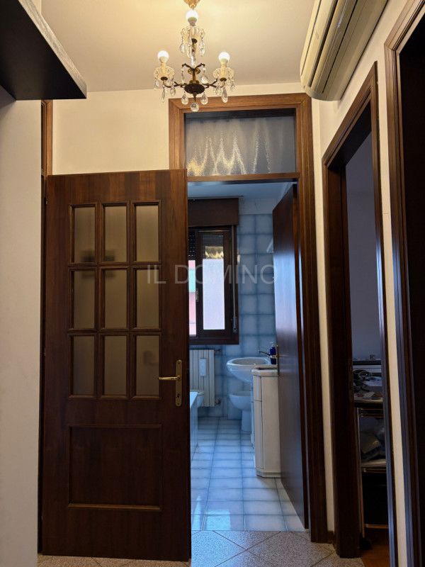 Appartamento libero da subito, situato al piano 1° e piano Terra di una bella palazzina di poche ...