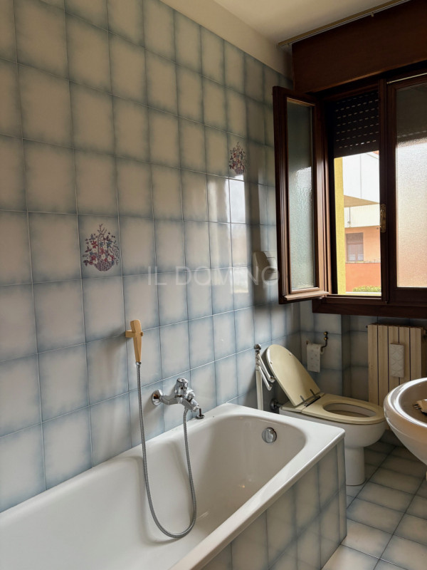 Appartamento libero da subito, situato al piano 1° e piano Terra di una bella palazzina di poche ...