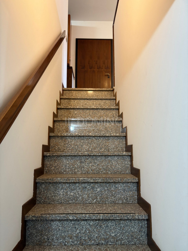 Appartamento libero da subito, situato al piano 1° e piano Terra di una bella palazzina di poche ...