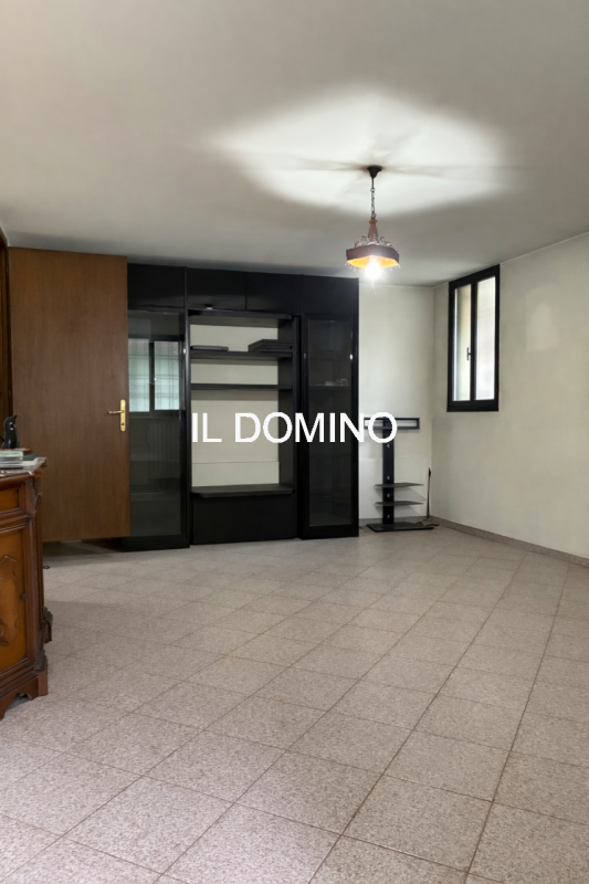 Appartamento libero da subito, situato al piano 1° e piano Terra di una bella palazzina di poche ...