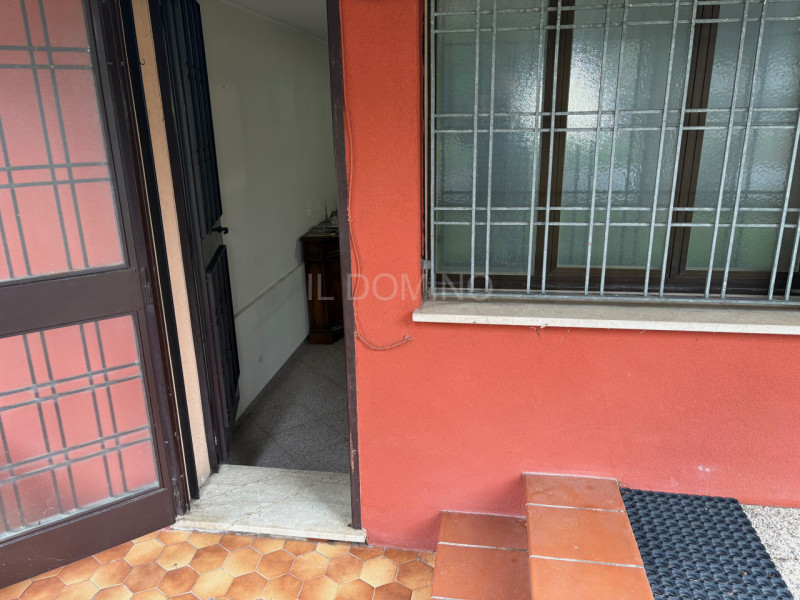 Appartamento libero da subito, situato al piano 1° e piano Terra di una bella palazzina di poche ...