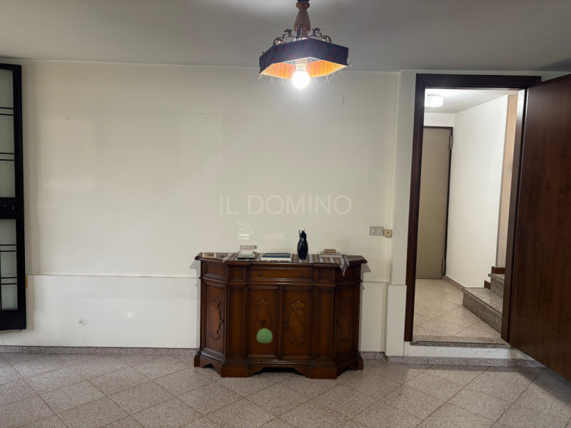 Appartamento libero da subito, situato al piano 1° e piano Terra di una bella palazzina di poche ...