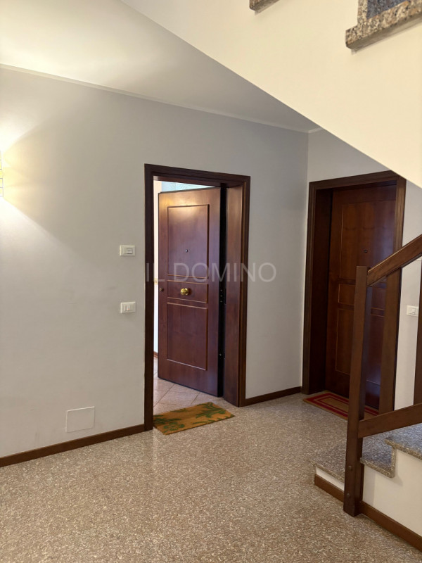 Appartamento libero da subito, situato al piano 1° e piano Terra di una bella palazzina di poche ...