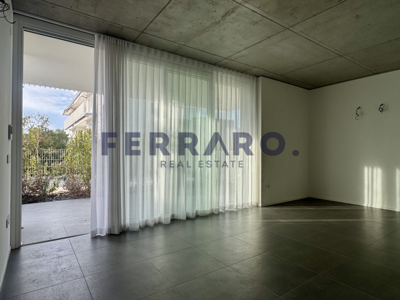 Jesolo Lido. Codice AV27. Scopri questo affascinante appartamento al piano terra con giardino lib...