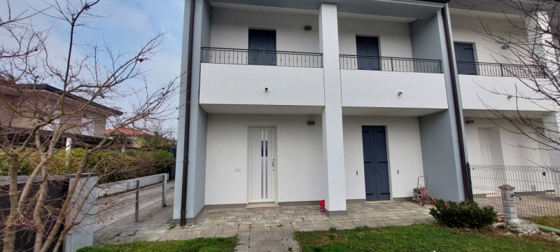 Proponiamo in vendita questa splendida casa a schiera, PORZIONE DI TESTA, situata nel tranquillo ...