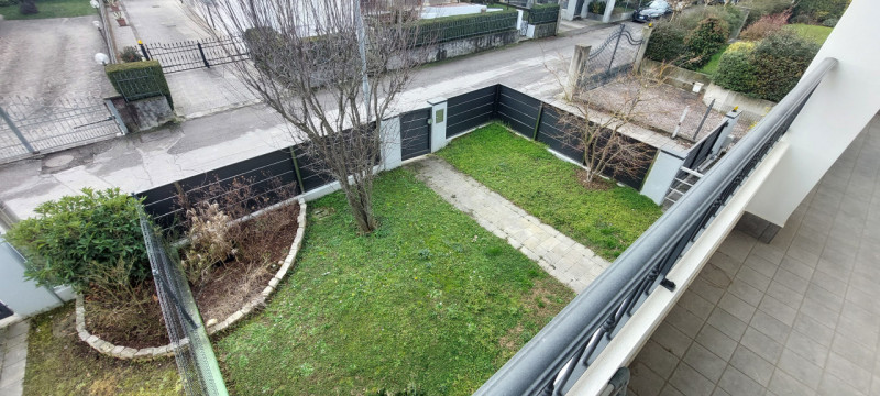 Proponiamo in vendita questa splendida casa a schiera, PORZIONE DI TESTA, situata nel tranquillo ...