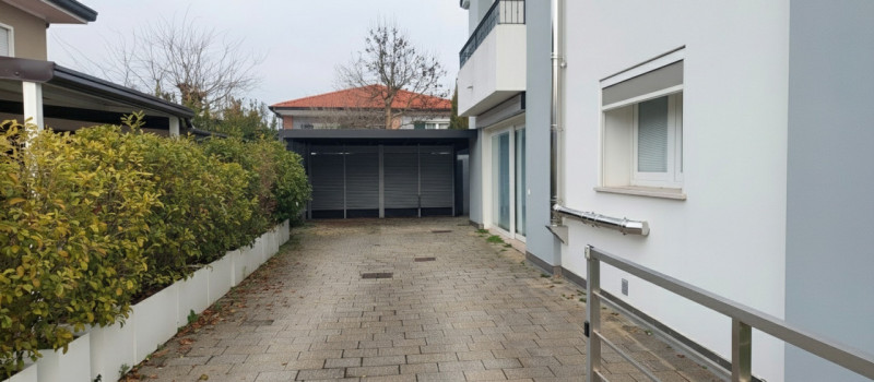 Proponiamo in vendita questa splendida casa a schiera, PORZIONE DI TESTA, situata nel tranquillo ...