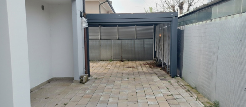 Proponiamo in vendita questa splendida casa a schiera, PORZIONE DI TESTA, situata nel tranquillo ...