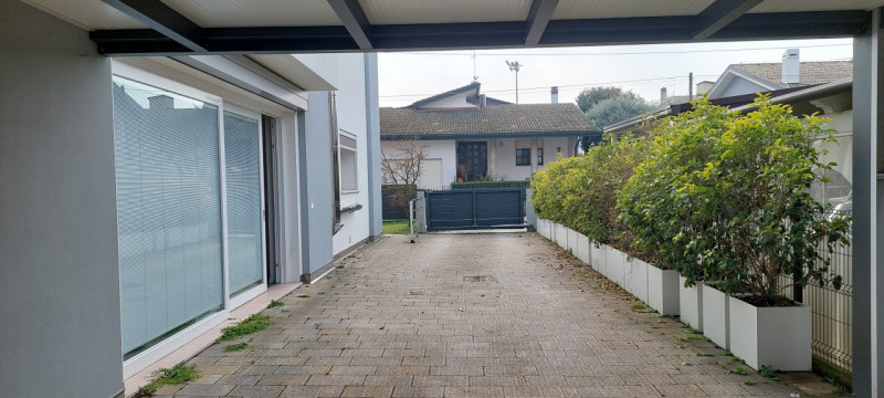 Proponiamo in vendita questa splendida casa a schiera, PORZIONE DI TESTA, situata nel tranquillo ...