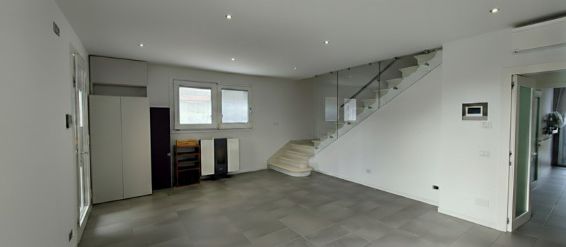 Proponiamo in vendita questa splendida casa a schiera, PORZIONE DI TESTA, situata nel tranquillo ...