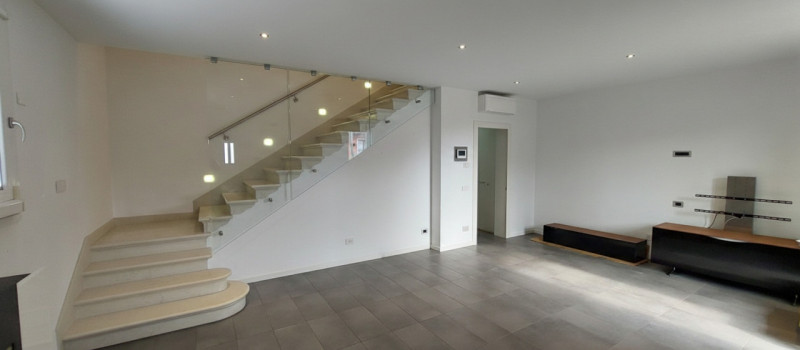 Proponiamo in vendita questa splendida casa a schiera, PORZIONE DI TESTA, situata nel tranquillo ...