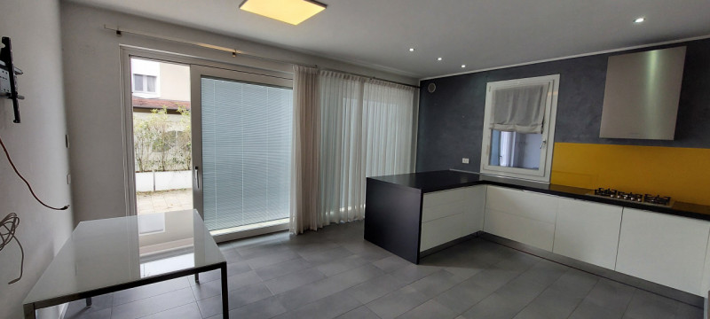 Proponiamo in vendita questa splendida casa a schiera, PORZIONE DI TESTA, situata nel tranquillo ...