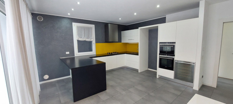 Proponiamo in vendita questa splendida casa a schiera, PORZIONE DI TESTA, situata nel tranquillo ...