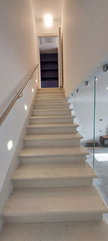 Proponiamo in vendita questa splendida casa a schiera, PORZIONE DI TESTA, situata nel tranquillo ...