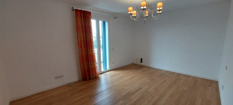 Proponiamo in vendita questa splendida casa a schiera, PORZIONE DI TESTA, situata nel tranquillo ...