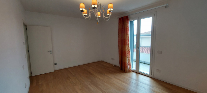 Proponiamo in vendita questa splendida casa a schiera, PORZIONE DI TESTA, situata nel tranquillo ...