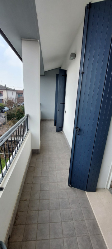 Proponiamo in vendita questa splendida casa a schiera, PORZIONE DI TESTA, situata nel tranquillo ...