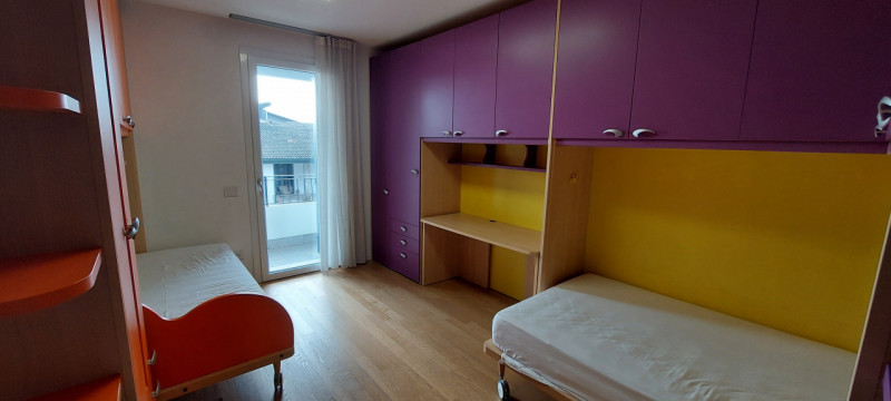 Proponiamo in vendita questa splendida casa a schiera, PORZIONE DI TESTA, situata nel tranquillo ...