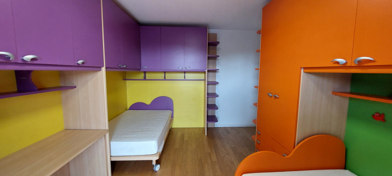 Proponiamo in vendita questa splendida casa a schiera, PORZIONE DI TESTA, situata nel tranquillo ...