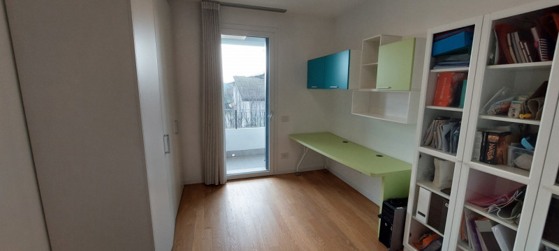 Proponiamo in vendita questa splendida casa a schiera, PORZIONE DI TESTA, situata nel tranquillo ...