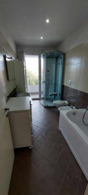 Proponiamo in vendita questa splendida casa a schiera, PORZIONE DI TESTA, situata nel tranquillo ...