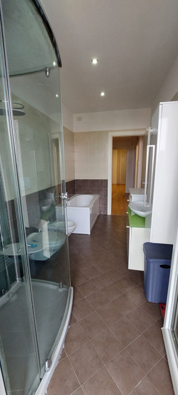 Proponiamo in vendita questa splendida casa a schiera, PORZIONE DI TESTA, situata nel tranquillo ...