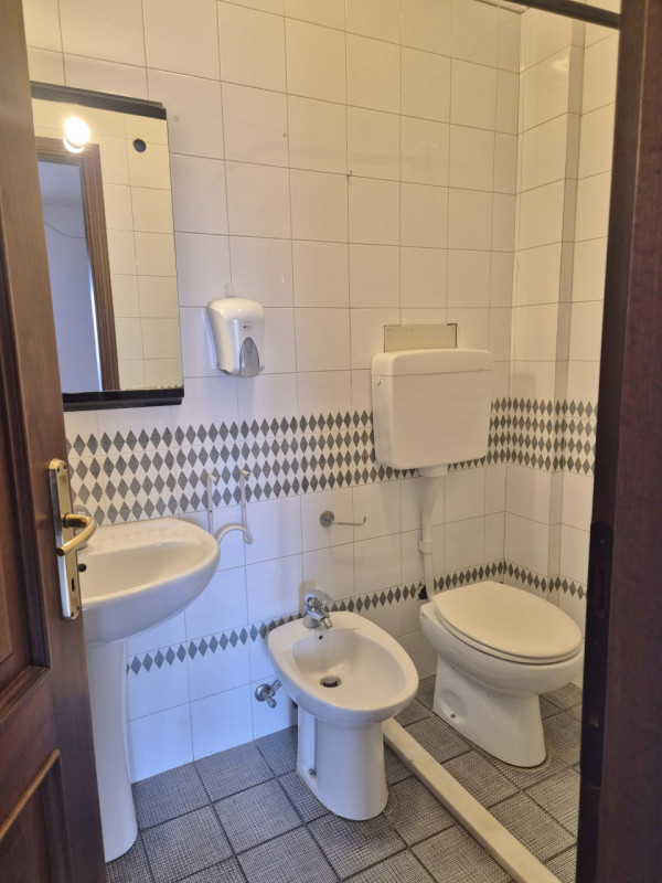 TRICAMERE BISERVIZI VENDESI A RETTORGOLE DI CALDOGNO, COMPLETO DI GARAGE DOPPIO - RIF. 8346
Propo...