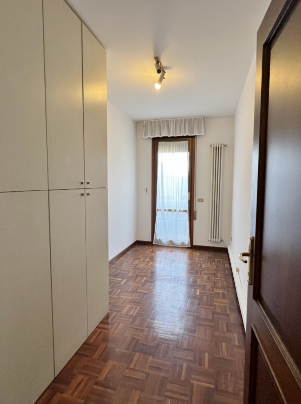 TRICAMERE BISERVIZI VENDESI A RETTORGOLE DI CALDOGNO, COMPLETO DI GARAGE DOPPIO - RIF. 8346
Propo...